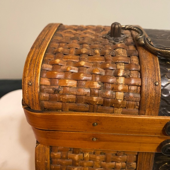 Vintage Woven Wicker Storage Chest Box Embossed Decorative Hardware Hinged Lid - Picture 5 of 17